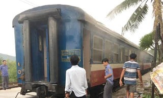 Toa tàu khách bị cháy được để lại ga Hảo Sơn để khắc phục, sửa chữa.