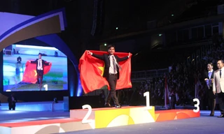 Thí sinh đoàn Việt Nam lên nhận huy chương vàng.