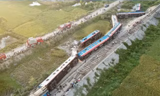 VNR yêu cầu lãnh đạo các đơn vị có nhân viên để xảy ra tai nạn đường sắt kiểm điểm, tự nhận hình thức kỷ luật. Ảnh hiện trường vụ tai nạn tại Tĩnh Gia, Thanh Hóa rạng sáng 24/5.