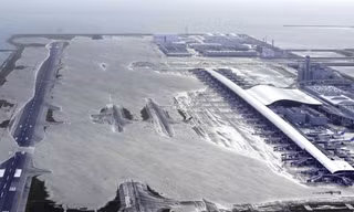 Sân bay Kansai (Osaka, Nhật Bản) ngập trong nước, một phần nhà ga cũng bị ảnh hưởng nặng do bão tới nay vẫn chưa khắc phục xong.