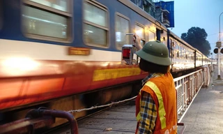 Chuyển công tác nhân viên gác chắn đau bụng đúng lúc tàu tới