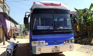 Chiếc xe biển số Lào chở học sinh cán qua người nữ sinh. Ảnh: PLO.