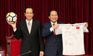 Hai món quà U23 tặng Thủ tướng có giá khởi điểm 2 tỷ đồng