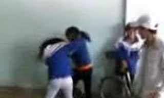 Clip nữ sinh đánh nhau dữ dội trong nhà gửi xe