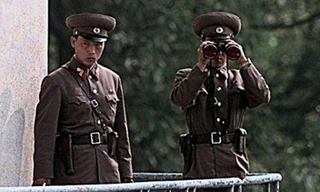 Hai lính CHDCND Triều Tiên canh gác tại khu vực biên giới