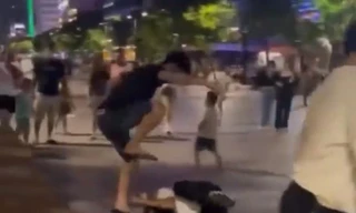 Nhóm người bán hàng rong trên phố đi bộ Nguyễn Huệ đánh 2 thanh niên nhập viện