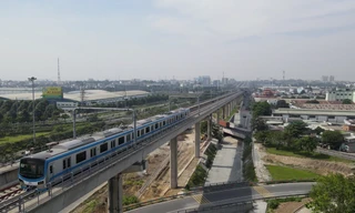 Video: Cận cảnh tàu metro số 1 TPHCM lần đầu chạy thử nghiệm đoạn trên cao 