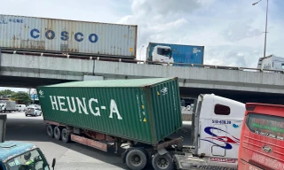 Xe container mắc kẹt dưới gầm cầu vượt ở TPHCM