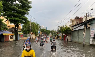 Người dân TPHCM bì bõm lội nước về nhà sau cơn mưa trắng trời chiều cuối tuần