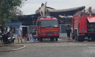 Cháy lớn kho hóa chất ở TPHCM, một người nguy kịch 