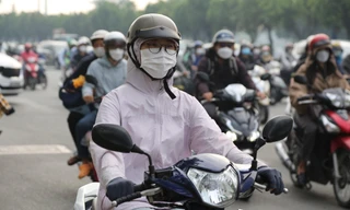 Trời se lạnh và sương mù dày đặc, người dân TPHCM khoác áo ấm ra đường