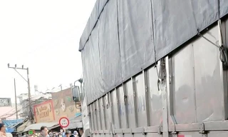 Dừng chờ đèn đỏ, người phụ nữ bị xe tải đâm tử vong 