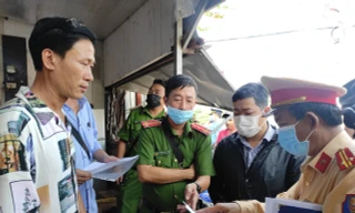 Theo chân liên ngành kiểm tra bãi xe hơn 10.000 m2 ở TPHCM