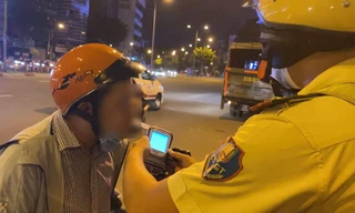 Nhậu 2 chai bia, người đàn ông bị phạt 7 triệu đồng, tước bằng lái 23 tháng 