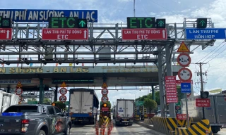 TPHCM: Dòng xe 'rùa bò' qua trạm trong ngày đầu thu phí không dừng