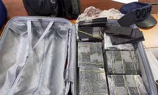 Vụ phát hiện 1 triệu USD bị nhuộm đen tại sân bay: Tiến sỹ Hóa học nhận định gì?