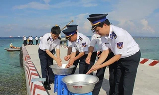 Việt kiều rưng rưng trước thau nước ngọt và nghĩa tình Trường Sa