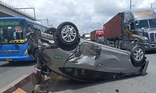 Va chạm xe đầu kéo, ô tô 4 chỗ 'phơi bụng' trên Xa lộ Hà Nội