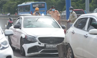 5 ô tô va chạm liên hoàn trên cầu Sài Gòn, giao thông ùn ứ kéo dài 