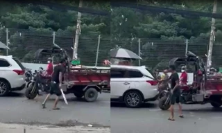 [CLIP] Tài xế xe ben cầm mã tấu chém tới tấp vào xe ba gác để ‘trút giận’ 