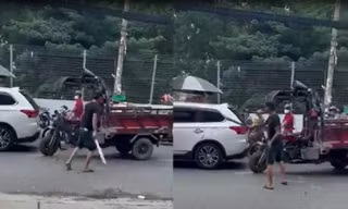 [CLIP] Tài xế xe ben cầm mã tấu chém tới tấp vào xe ba gác để ‘trút giận’ 