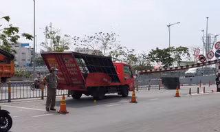 Xe tải tông sập thanh giới hạn chiều cao, một hầm chui ở TPHCM bị phong tỏa 
