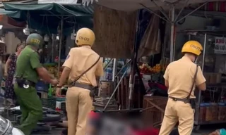 Xác minh vụ xe máy chở 3 người cầm hung khí tông thẳng vào nhà dân 