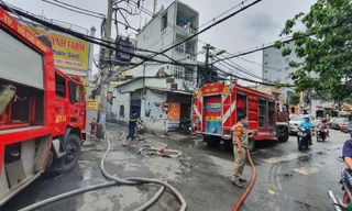 TPHCM: Cháy nhà cao tầng trong khu dân cư, 3 nạn nhân mắc kẹt được giải cứu 