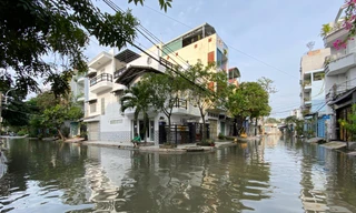 Triều cường bủa vây, nhiều khu dân cư ở TPHCM trở thành 'ốc đảo'