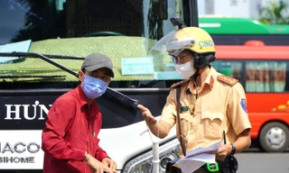 TPHCM: CSGT vào bến xe kiểm tra đột xuất nồng độ cồn, ma túy đối với tài xế 