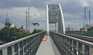 Huy động người nhái tìm kiếm người phụ nữ nghi nhảy sông Sài Gòn tự tử 