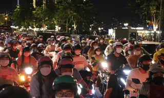 Dòng người đổ ra đường đêm trung thu, trung tâm TPHCM đông nghẹt