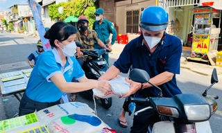 Người dân TP Thủ Đức hào hứng mang ve chai đổi lấy quà tặng 