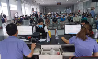 Ngày đầu bán vé tàu Tết: Người ngược xuôi đến ga, kênh online hút khách