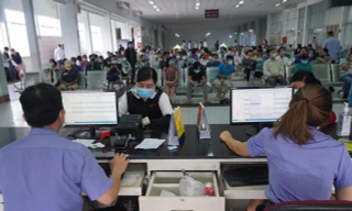 Ngày đầu bán vé tàu Tết: Người ngược xuôi đến ga, kênh online hút khách