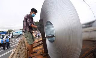 Tài xế chở cuộn tôn 'lý sự' với CSGT: 'Giao hàng 1 km, chạy chậm nên không cần chằng buộc...'