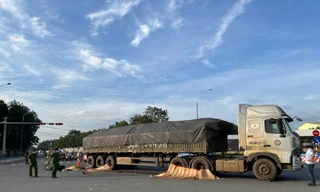 4 người trên xe máy tử vong sau va chạm với xe đầu kéo 