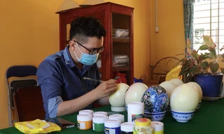 Thầy giáo 9x vẽ tranh trên trứng đà điểu