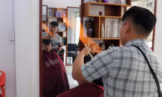 Cắt tóc bằng lửa lần đầu xuất hiện ở TPHCM, bạn trẻ 'nín thở' trải nghiệm cảm giác lạ 