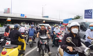Cấm lưu thông qua gầm cầu vượt Nguyễn Hữu Cảnh 