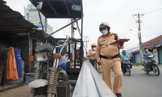 Tài xế xe ba gác ‘méo mặt’ vì bị CSGT phạt chở hàng cồng kềnh, đi ngược chiều