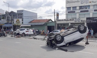 Đâm dải phân cách, ô tô ở TPHCM 'lấm lưng trắng bụng' giữa đường