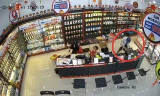 [CLIP] Nhân viên cửa hàng điện thoại dũng cảm chống trả tên cướp mang hung khí 