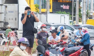 Công an giải tán nhiều người đến livestream vụ cháy quán karaoke ở Bình Dương