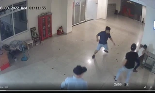 Con trai danh ca Chế Linh bị hành hung 