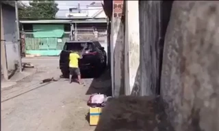 Bắt đối tượng đập phá xe ô tô vì ‘chướng mắt’ 