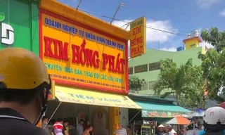 CLIP: Nhân viên tiệm vàng 'phi thân' khống chế người đàn ông giật dây chuyền 