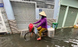 Người dân bị nước ngập hôi thối bủa vây suốt tuần qua