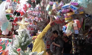 Rộn ràng 'thủ phủ' bán đồ trang trí Giáng sinh ở TPHCM