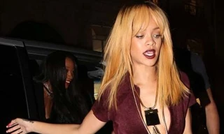 Rihanna lại tóc vàng hoe và thả rông vòng một
